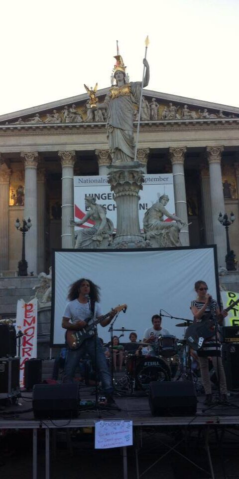 1235429_322727437864700_1230512873_n