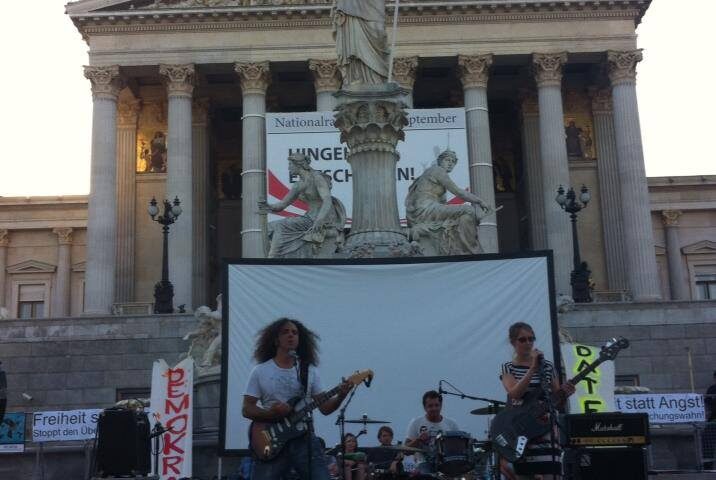 1235429_322727437864700_1230512873_n